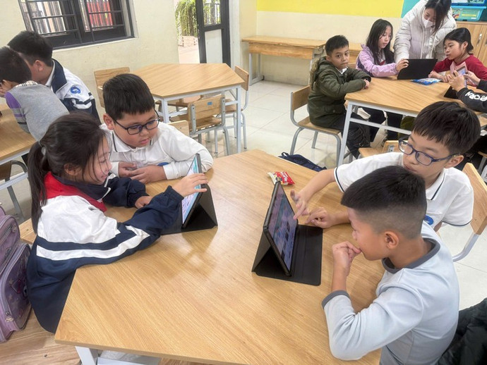 Học sinh được tiếp cận các ứng dụng công nghệ hiện đại nhưng cần có hướng dẫn của thầy cô giáo.
