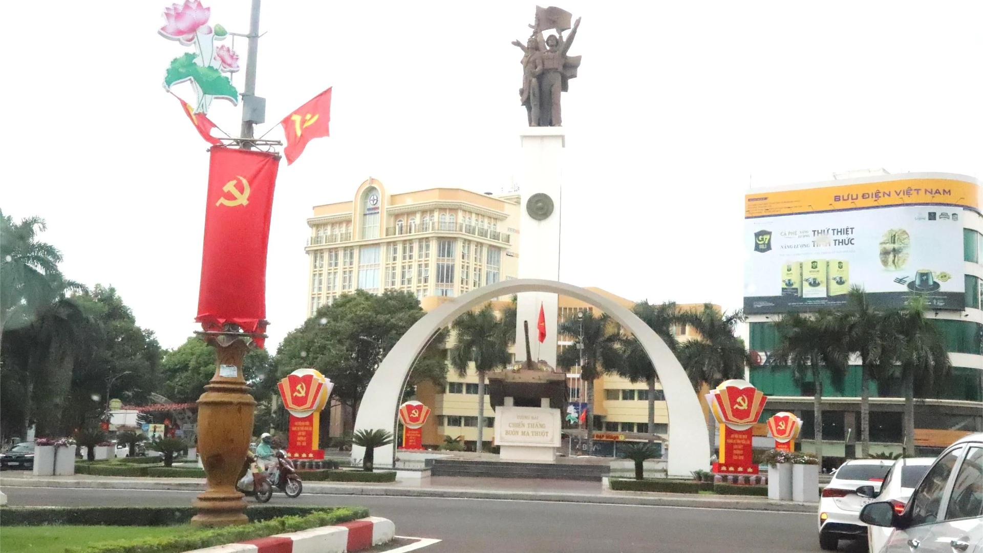 Khu vực tượng đài Ngã 6 Buôn Ma Thuột, trung tâm tỉnh Đắk Lắk được trang trí lộng lẫy chào mừng Đại hội đại biểu Đảng bộ tỉnh lần thứ I, nhiệm kỳ 2025-2030.