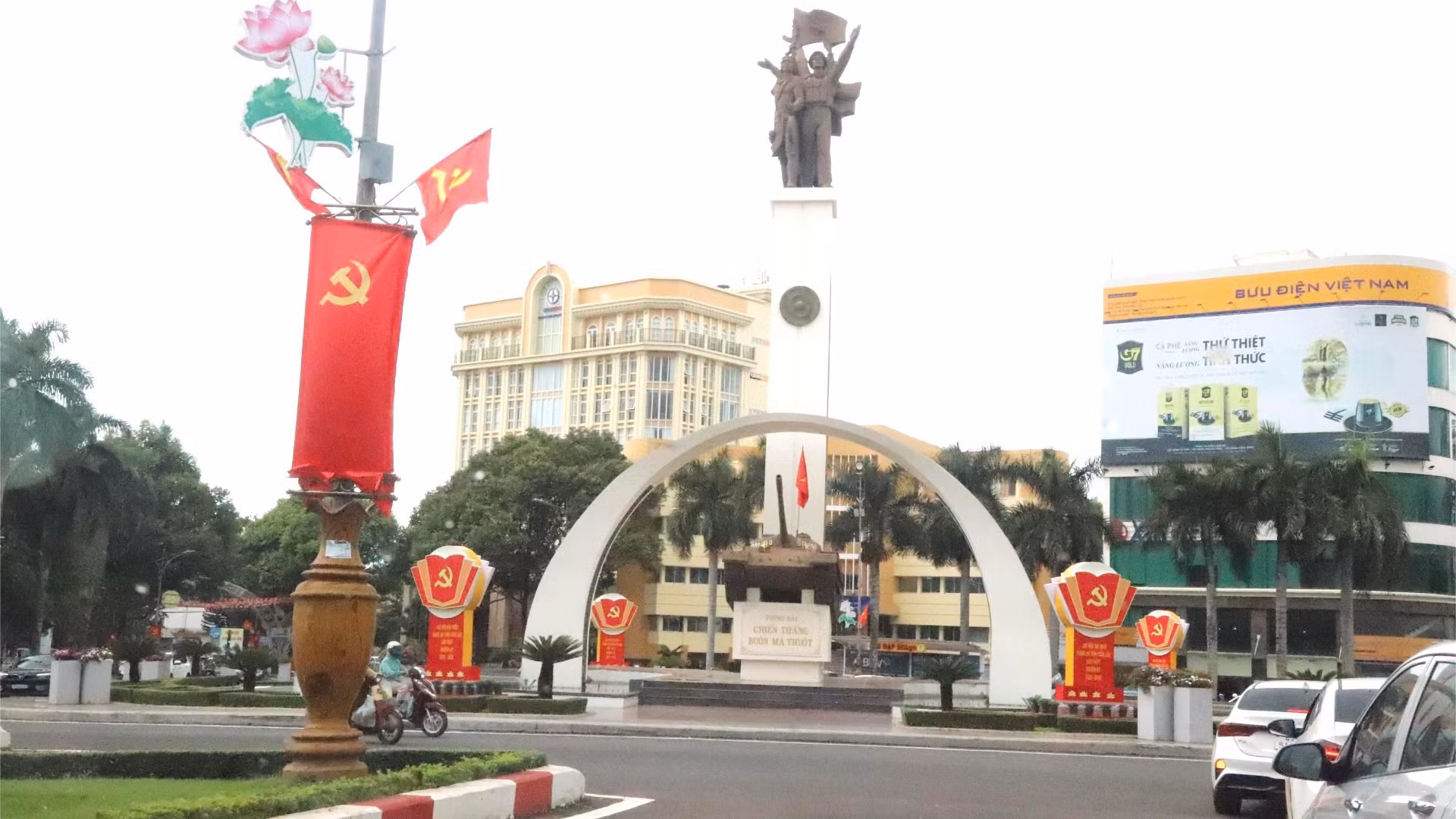 Khu vực tượng đài Ngã 6 Buôn Ma Thuột, trung tâm tỉnh Đắk Lắk được trang trí lộng lẫy chào mừng Đại hội đại biểu Đảng bộ tỉnh lần thứ I, nhiệm kỳ 2025-2030.