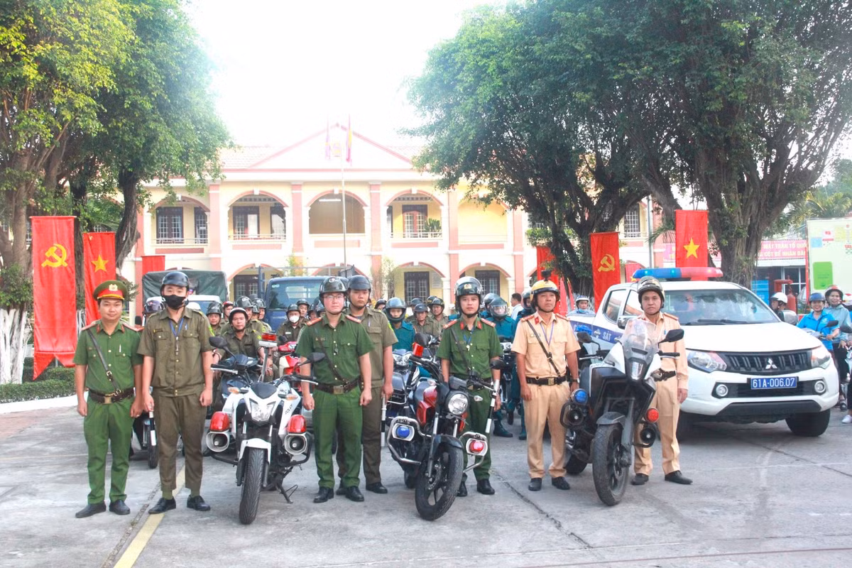 Các lực lượng chức năng ra quân bảo đảm trật tự an toàn xã hội dịp Tết Nguyên đán 2026.