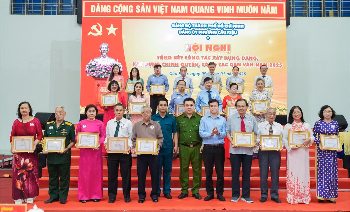 Đảng ủy Phường Cầu Kiệu tặng giấy khen cho các đơn vị đạt thành tích trong công tác xây dựng Đảng, xây dựng chính quyền, công tác dân vận năm 2025.