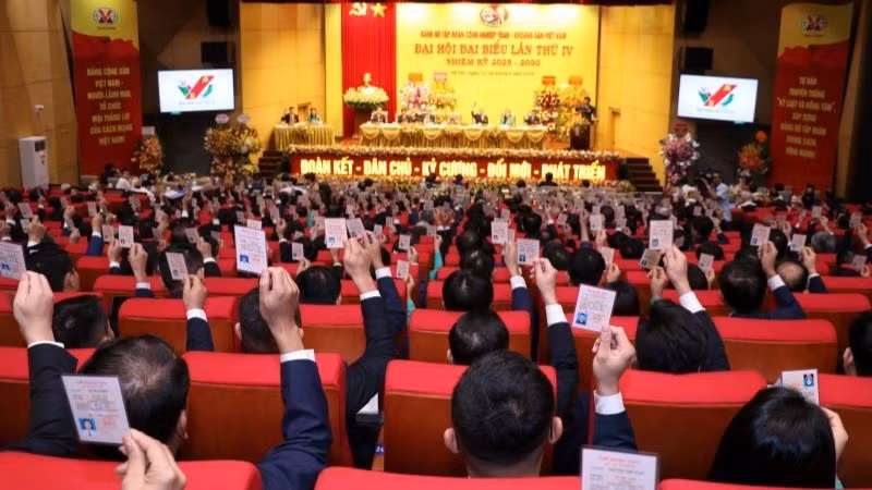 Các đại biểu tiến hành biểu quyết một số nhiệm vụ trọng tâm.