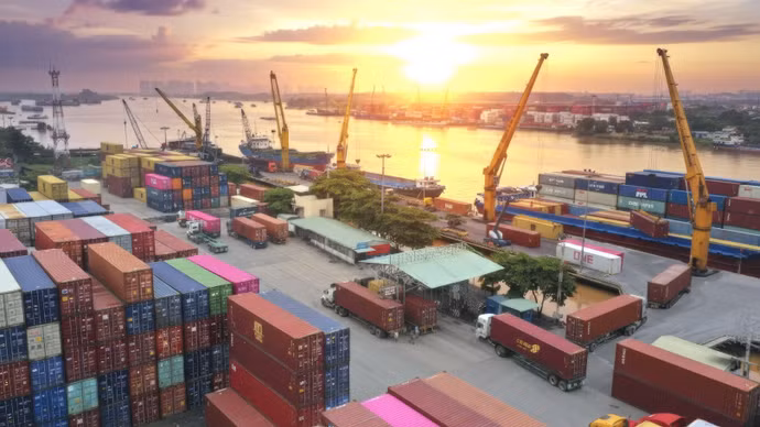 9-cang-long-binh-tan-dang-khai-thac-hang-container-voi-hieu-suat-cao-resize-6639.jpg