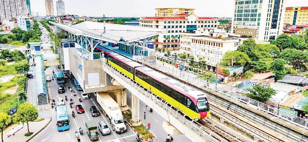 Đường sắt đô thị tại Hà Nội đang được đẩy nhanh tiến độ triển khai. Trong ảnh: tàu điện chạy đoạn trên cao tuyến đường sắt số 3 Nhổn-ga Hà Nội.