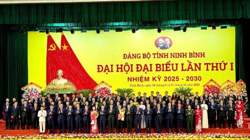 Các đại biểu chụp ảnh lưu niệm cùng Ban Chấp hành Đảng bộ tỉnh Ninh Bình, nhiệm kỳ 2025-2030 trong Lễ khai mạc Đại hội đại biểu Đảng bộ tỉnh Ninh Bình lần thứ I, ngày 1/10/2025. (Ảnh: VŨ VĂN LÚA)