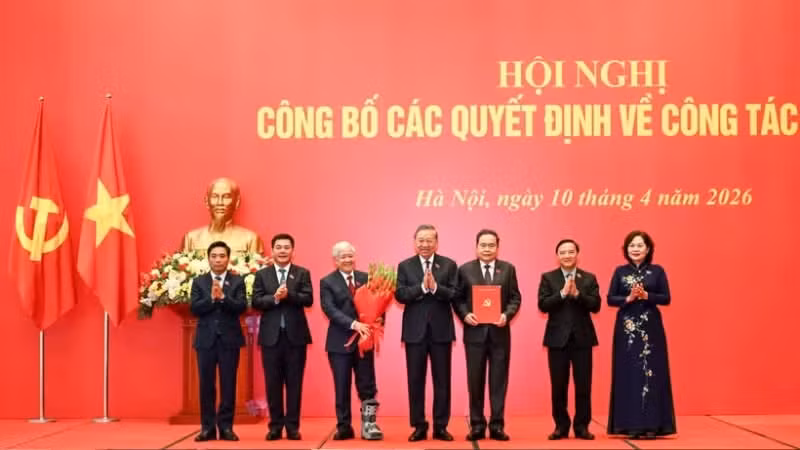 Tổng Bí thư, Chủ tịch nước Tô Lâm trao Quyết định của Bộ Chính trị về việc chỉ định Ban Chấp hành, Ban Thường vụ, Bí thư, Phó Bí thư Đảng ủy Quốc hội nhiệm kỳ 2025-2030. (Ảnh: DUY LINH)