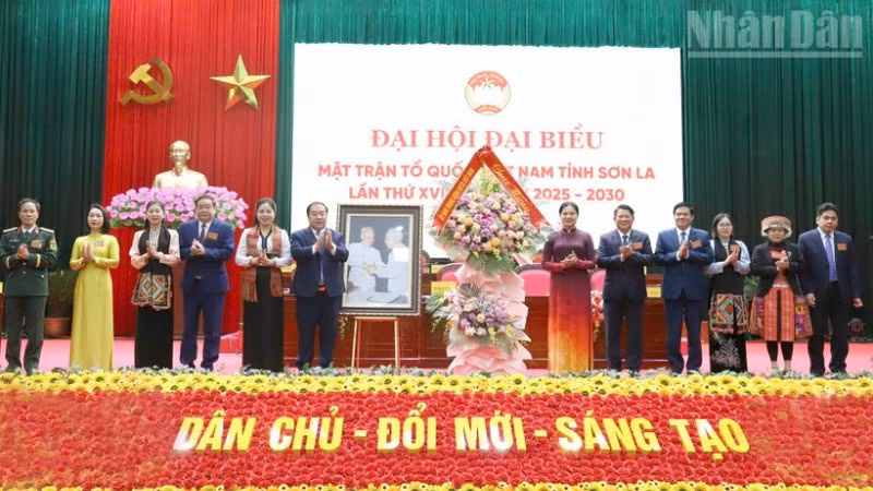 Đồng chí Hà Thị Nga, Ủy viên Trung ương Đảng, Phó Chủ tịch Ủy ban Trung ương Mặt trận Tổ quốc Việt Nam tặng hoa chúc mừng Đại hội đại biểu Ủy ban Mặt trận Tổ quốc Việt Nam tỉnh Sơn La lần thứ XVI, nhiệm kỳ 2025-2030.