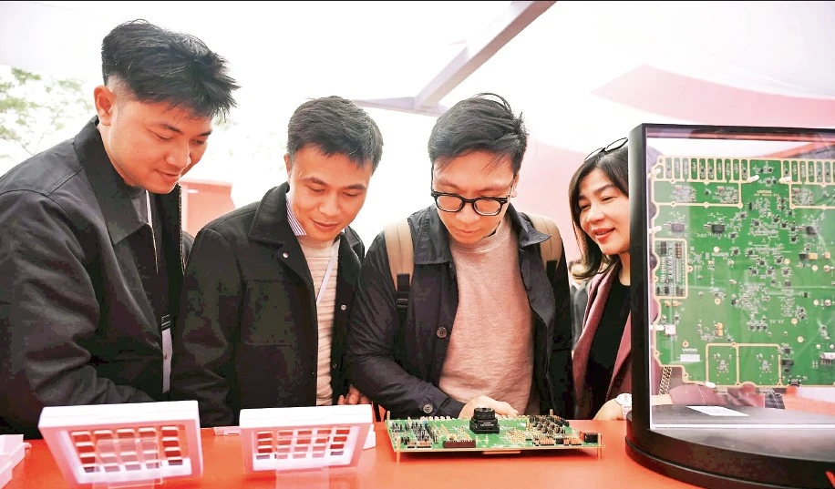 Sản phẩm của Viettel thu hút khách tham quan tại lễ khởi công nhà máy bán dẫn. (Ảnh MINH SƠN)