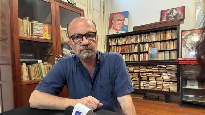 Ông Marcelo Rodriguez, Trưởng Ban Đối ngoại Trung ương Đảng Cộng sản Argentina trả lời phỏng vấn phóng viên TTXVN tại Buenos Aires. (Ảnh: TTXVN)