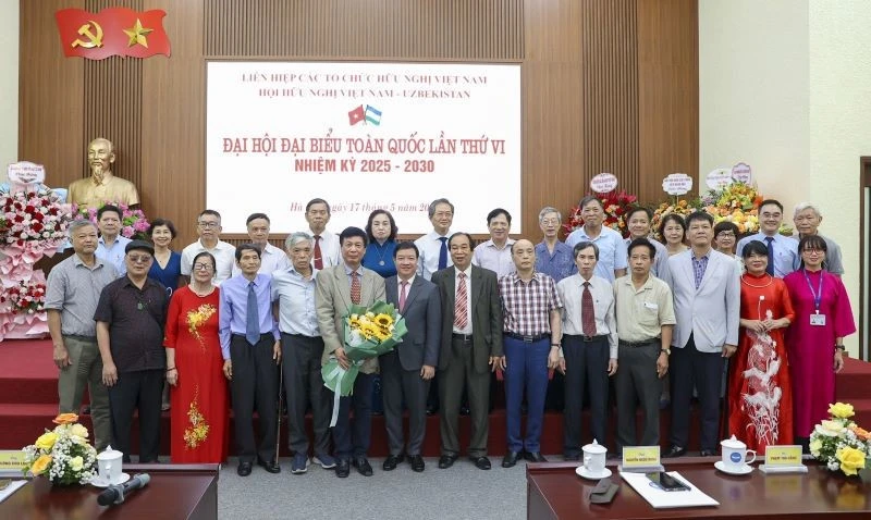 Ban Chấp hành Hội Hữu nghị Việt Nam-Uzbekistan nhiệm kỳ 2025-2030 ra mắt Đại hội. (Ảnh: Đình Hòa/VUFO)
