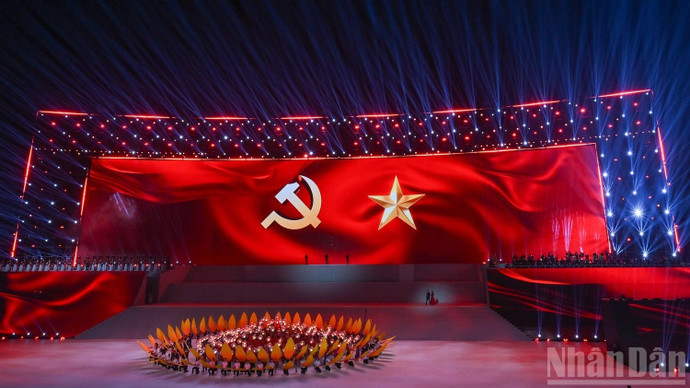 Dưới lá cờ vẻ vang của Đảng, toàn dân tộc Việt Nam đoàn kết, chung sức để thực hiện thành công Nghị quyết Đại hội XIV. (ẢNH: ĐĂNG KHOA-THỦY NGUYÊN)