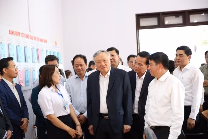 Phó Thủ tướng Thường trực Chính phủ Nguyễn Hòa Bình tới thăm và làm việc với xã Đức Trọng (tỉnh Lâm Đồng) về tổ chức, vận hành Trung tâm Phục vụ hành chính công ngày 30/6/2025.