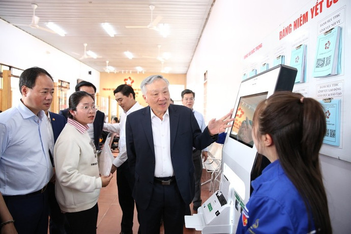 Phó Thủ tướng Thường trực Chính phủ Nguyễn Hòa Bình tới thăm và làm việc với xã Đức Trọng (tỉnh Lâm Đồng) về tổ chức, vận hành Trung tâm Phục vụ hành chính công ngày 30/6/2025.