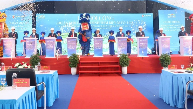 Đại diện lãnh đạo tỉnh Hà Tĩnh và chủ đầu tư thực hiện nghi lễ khởi công dự án.