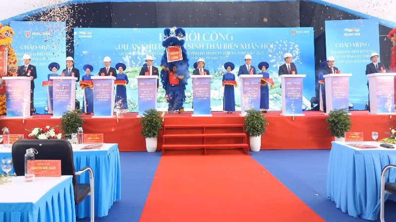 Đại diện lãnh đạo tỉnh Hà Tĩnh và chủ đầu tư thực hiện nghi lễ khởi công dự án.