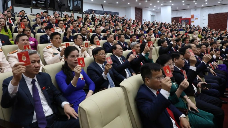 Biểu quyết thông qua Nghị quyết Đại hội đại biểu Đảng bộ tỉnh Thái Nguyên lần thứ nhất, nhiệm kỳ 2025-2030. (Ảnh: TUẤN SƠN)