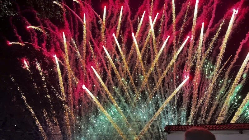 Màn pháo hoa chào mừng thành công Đại hội đại biểu Đảng bộ tỉnh Thái Nguyên tại phường Bắc Kạn vào tối 23/9. (Ảnh: TUẤN SƠN)