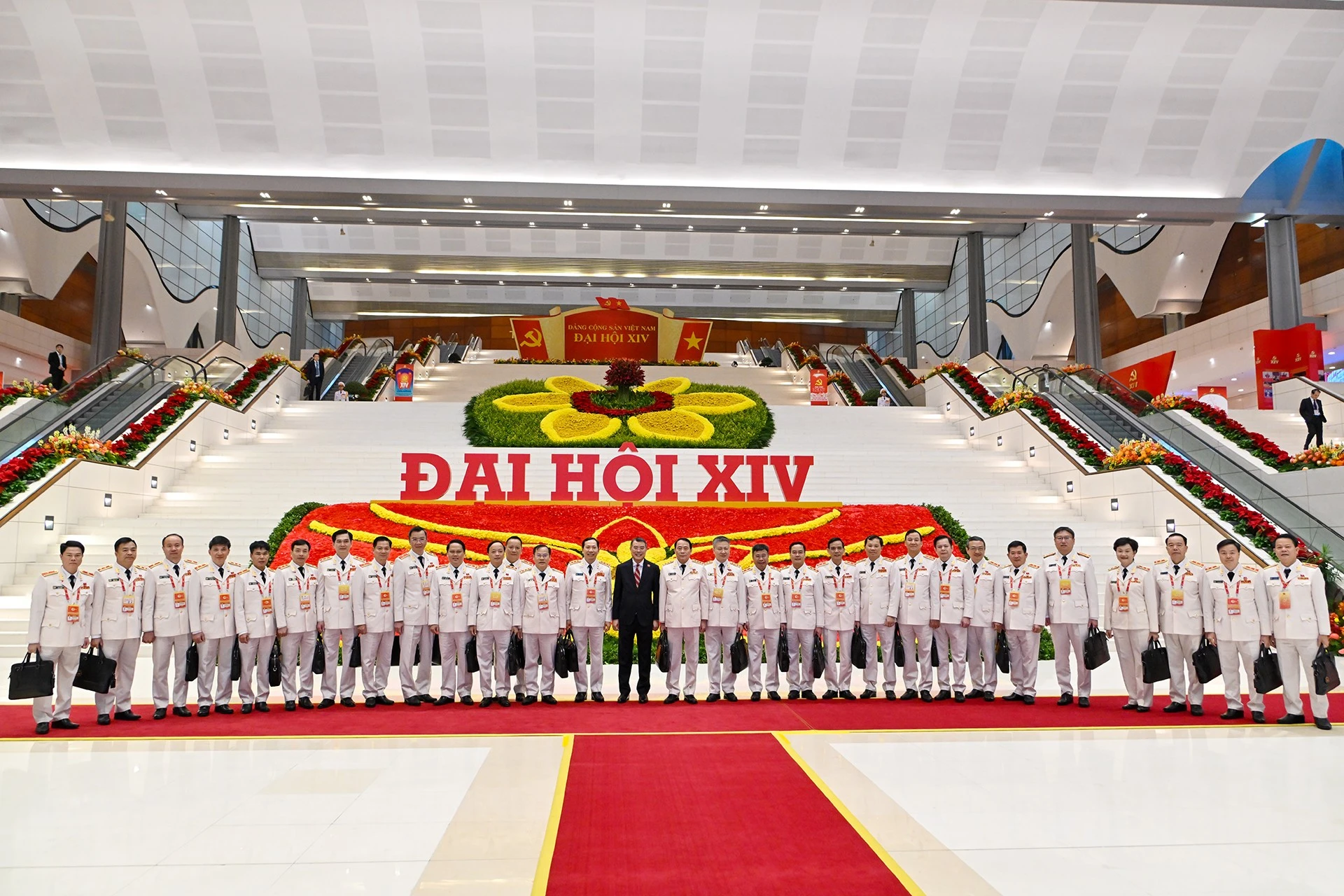 [Ảnh] Các đại biểu đến dự ngày làm việc thứ ba Đại hội Đảng lần thứ XIV