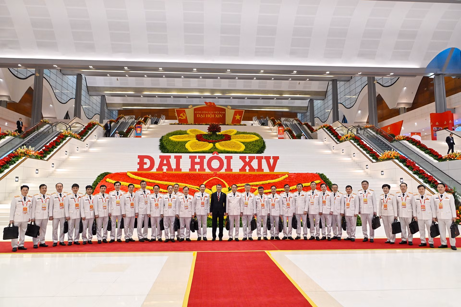 [Ảnh] Các đại biểu đến dự ngày làm việc thứ ba Đại hội Đảng lần thứ XIV