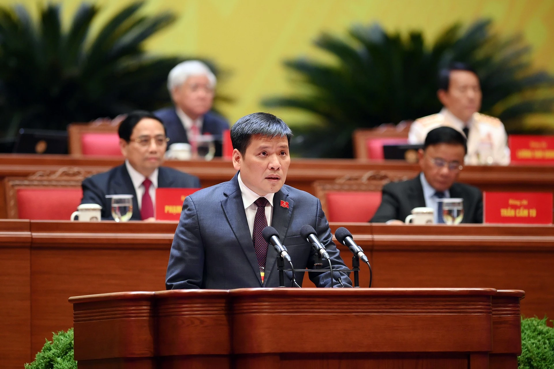 Đồng chí Nguyễn Thanh Bình, Phó Trưởng ban Tổ chức Trung ương trình bày tham luận tại phiên thảo luận các dự thảo văn kiện của Đại hội XIV.