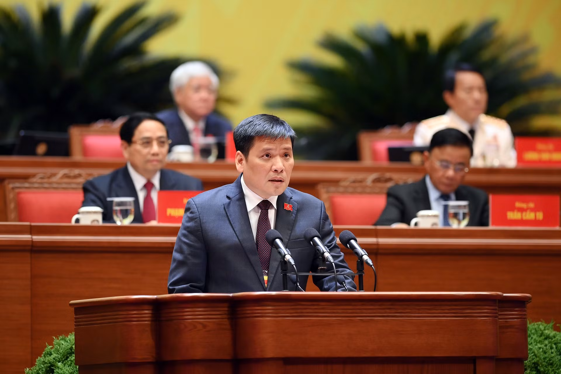 Đồng chí Nguyễn Thanh Bình, Phó Trưởng ban Tổ chức Trung ương trình bày tham luận tại phiên thảo luận các dự thảo văn kiện của Đại hội XIV.