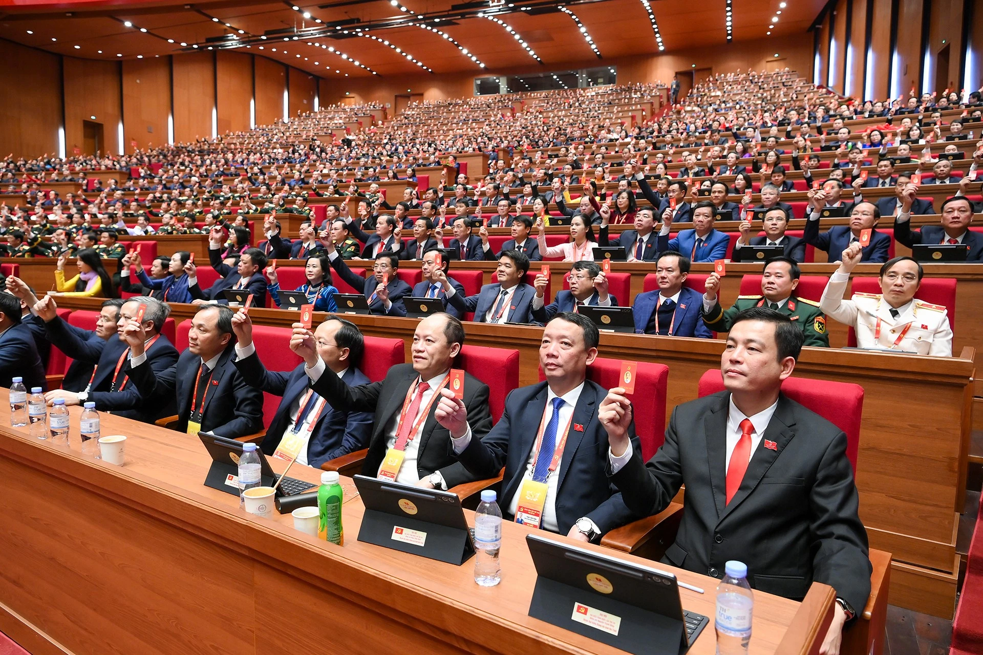 Các đại biểu biểu quyết thông qua Nghị quyết Đại hội đại biểu toàn quốc lần thứ XIV của Đảng.