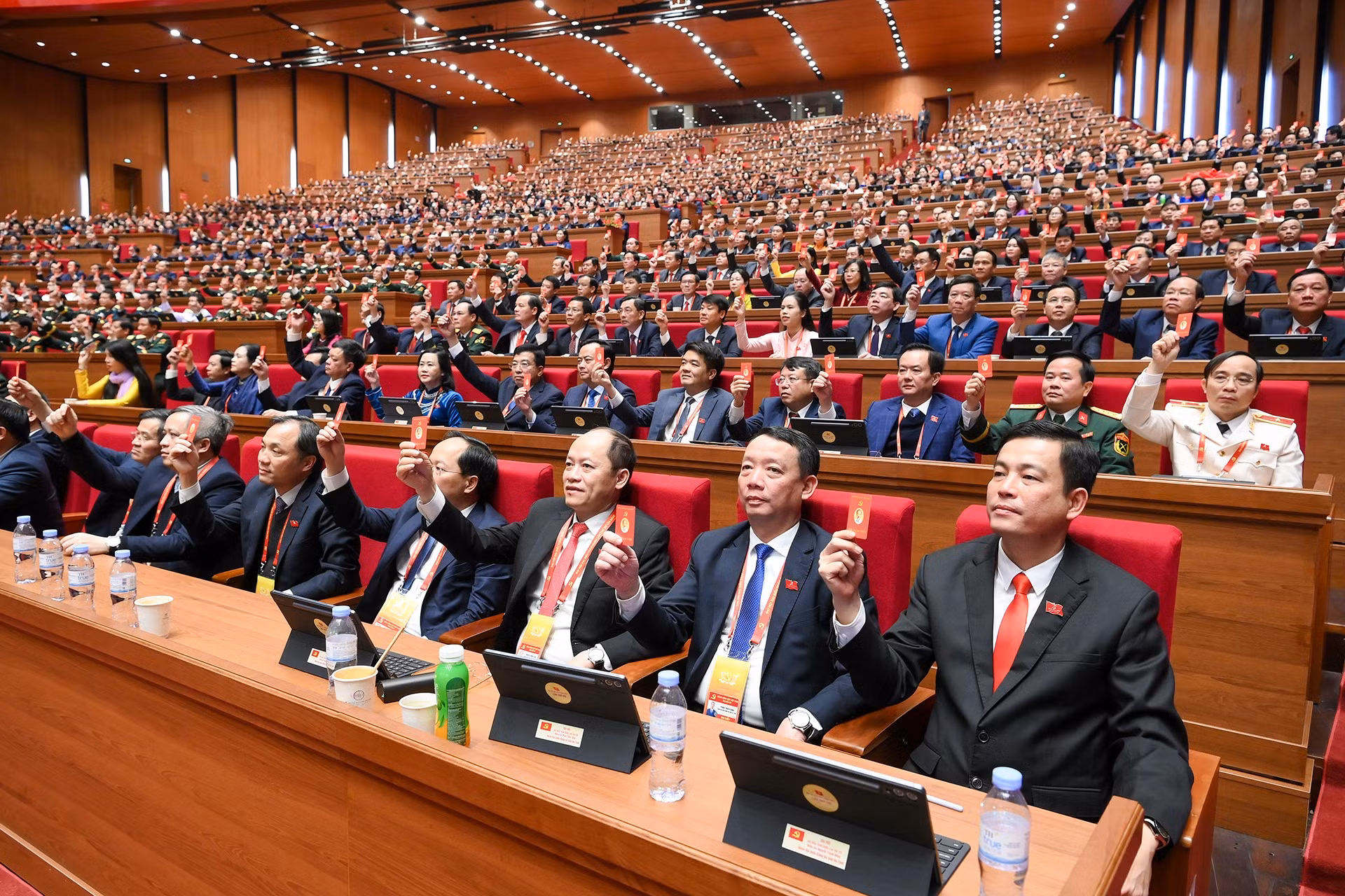 Các đại biểu biểu quyết thông qua Nghị quyết Đại hội đại biểu toàn quốc lần thứ XIV của Đảng.