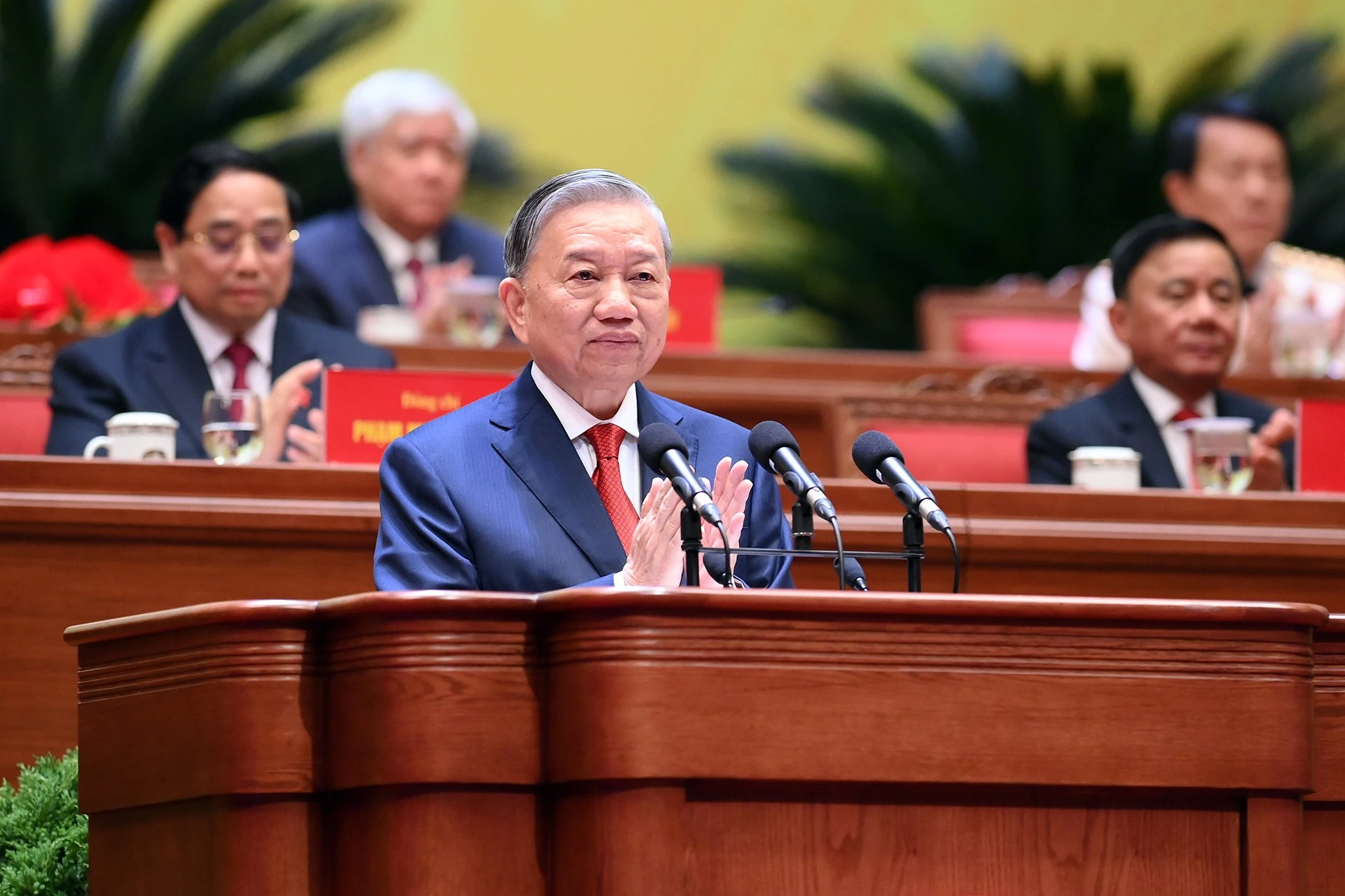 Ban Chấp hành Trung ương Đảng khóa XIV thống nhất tuyệt đối bầu đồng chí Tô Lâm, Tổng Bí thư Ban Chấp hành Trung ương Đảng khóa XIII tiếp tục giữ chức Tổng Bí thư Ban Chấp hành Trung ương Đảng khóa XIV. (Ảnh: THỦY NGUYÊN)