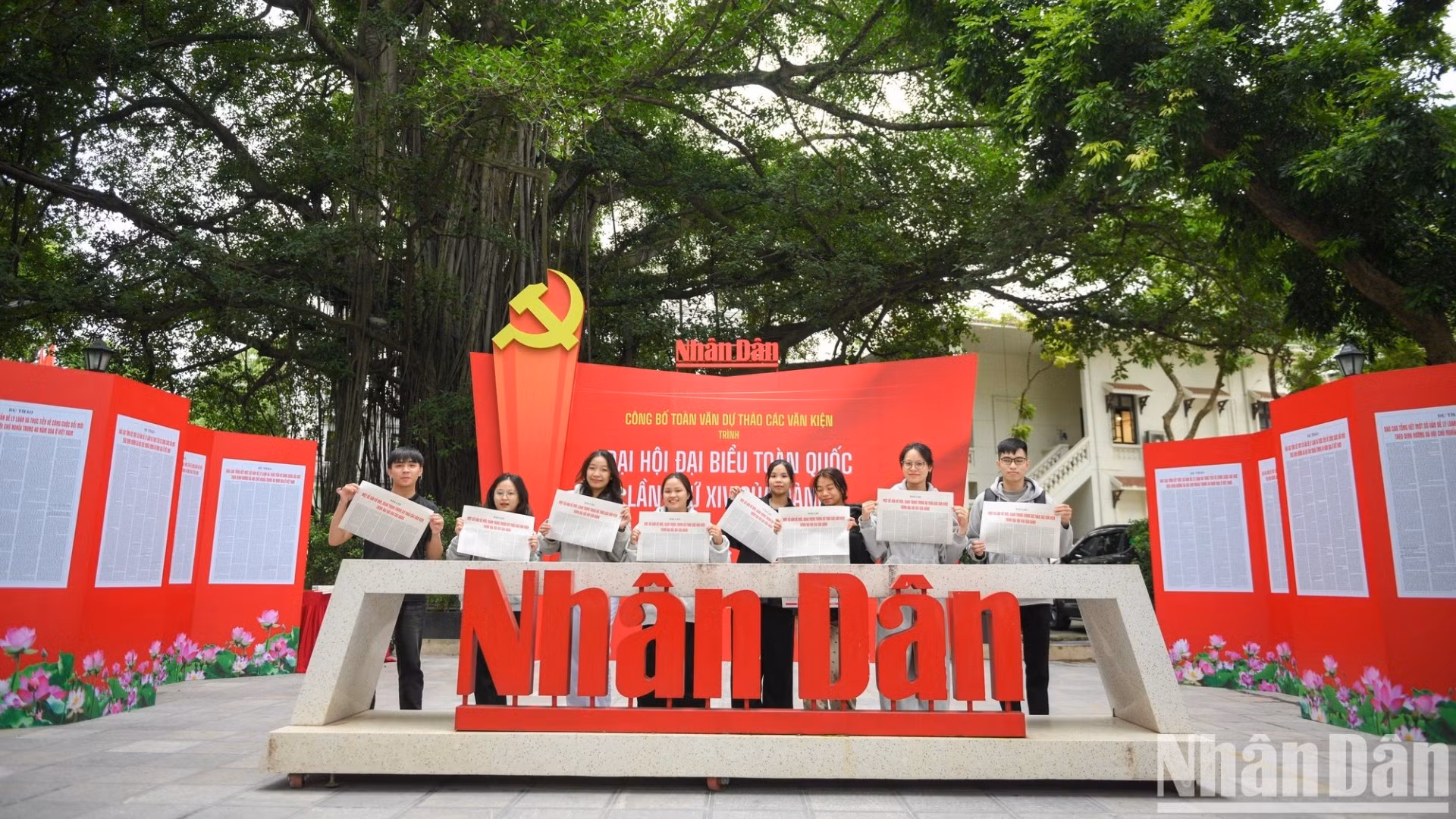 Những ấn phẩm của Báo Nhân Dân được các bạn trẻ quan tâm, đón nhận.