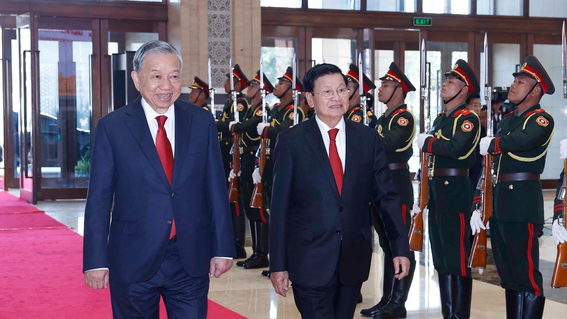 Tổng Bí thư Tô Lâm và Tổng Bí thư, Chủ tịch nước Lào Thongloun Sisoulith đến dự Hội nghị thông báo kết quả Đại hội đại biểu toàn quốc lần thứ XIV Đảng của Cộng sản Việt Nam. (Ảnh: Thống Nhất/TTXVN)