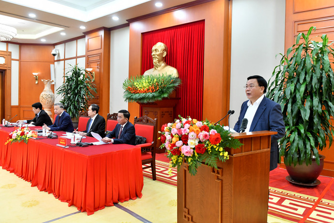 Đồng chí Nguyễn Xuân Thắng, Ủy viên Bộ Chính trị, Giám đốc Học viện Chính trị Quốc gia Hồ Chí Minh, Chủ tịch Hội đồng lý luận Trung ương trình bày báo cáo tại hội nghị.