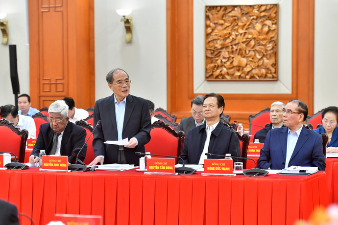 Nguyên Chủ tịch Quốc hội Nguyễn Sinh Hùng phát biểu ý kiến tại hội nghị.