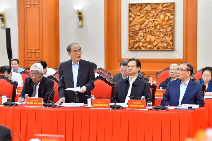 Nguyên Chủ tịch Quốc hội Nguyễn Sinh Hùng phát biểu ý kiến tại hội nghị.