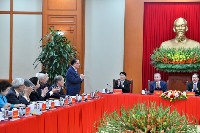 Các đồng chí lãnh đạo, nguyên lãnh đạo Đảng, Nhà nước dự hội nghị.