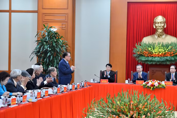 Các đồng chí lãnh đạo, nguyên lãnh đạo Đảng, Nhà nước dự hội nghị.