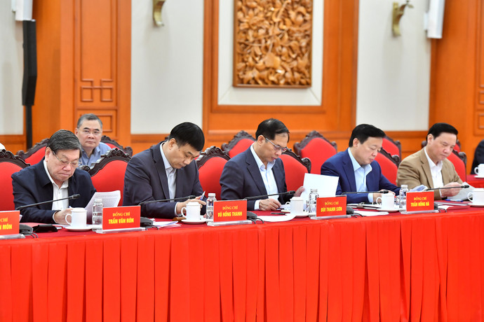 Các thành viên Tiểu ban Văn kiện tham dự phiên họp.