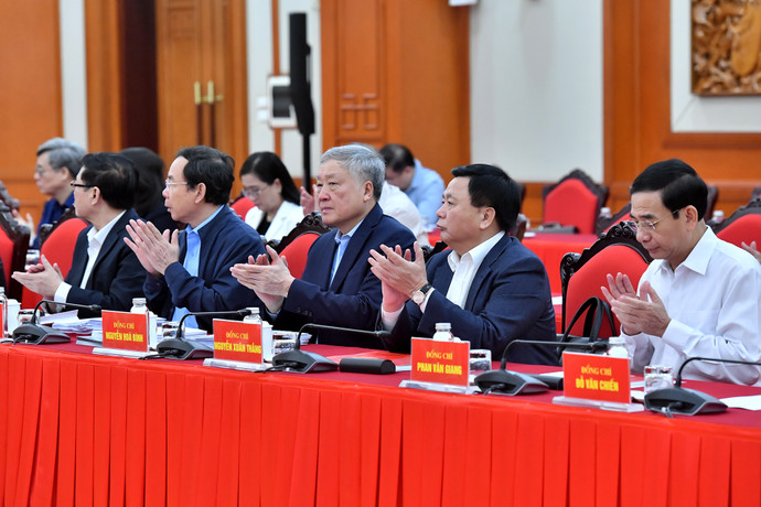 Các đồng chí lãnh đạo Đảng, Nhà nước dự hội nghị.