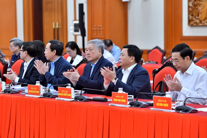 Các đồng chí lãnh đạo Đảng, Nhà nước dự hội nghị.