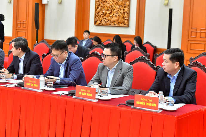 Các thành viên Tiểu ban Văn kiện tham dự phiên họp.