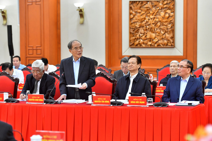 Nguyên Chủ tịch Quốc hội Nguyễn Sinh Hùng phát biểu ý kiến tại hội nghị. (Ảnh: ĐĂNG KHOA)