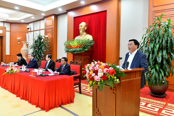 Đồng chí Nguyễn Xuân Thắng, Ủy viên Bộ Chính trị, Giám đốc Học viện Chính trị Quốc gia Hồ Chí Minh, Chủ tịch Hội đồng lý luận Trung ương, trình bày báo cáo tại hội nghị. (Ảnh: ĐĂNG KHOA)