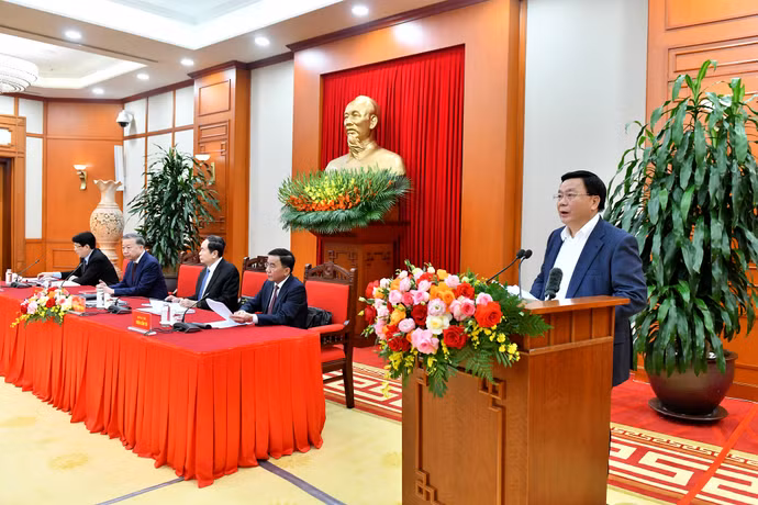 Đồng chí Nguyễn Xuân Thắng, Ủy viên Bộ Chính trị, Giám đốc Học viện Chính trị Quốc gia Hồ Chí Minh, Chủ tịch Hội đồng lý luận Trung ương, trình bày báo cáo tại hội nghị. (Ảnh: ĐĂNG KHOA)