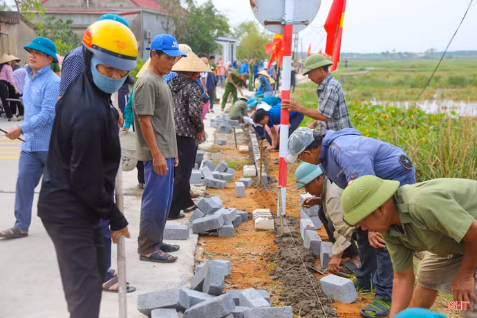 Thúc đẩy phát triển kinh tế nông thôn, huy động nguồn lực phát triển hạ tầng và xây dựng nông thôn mới theo hướng hiện đại. (Ảnh: Báo Hà Tĩnh)