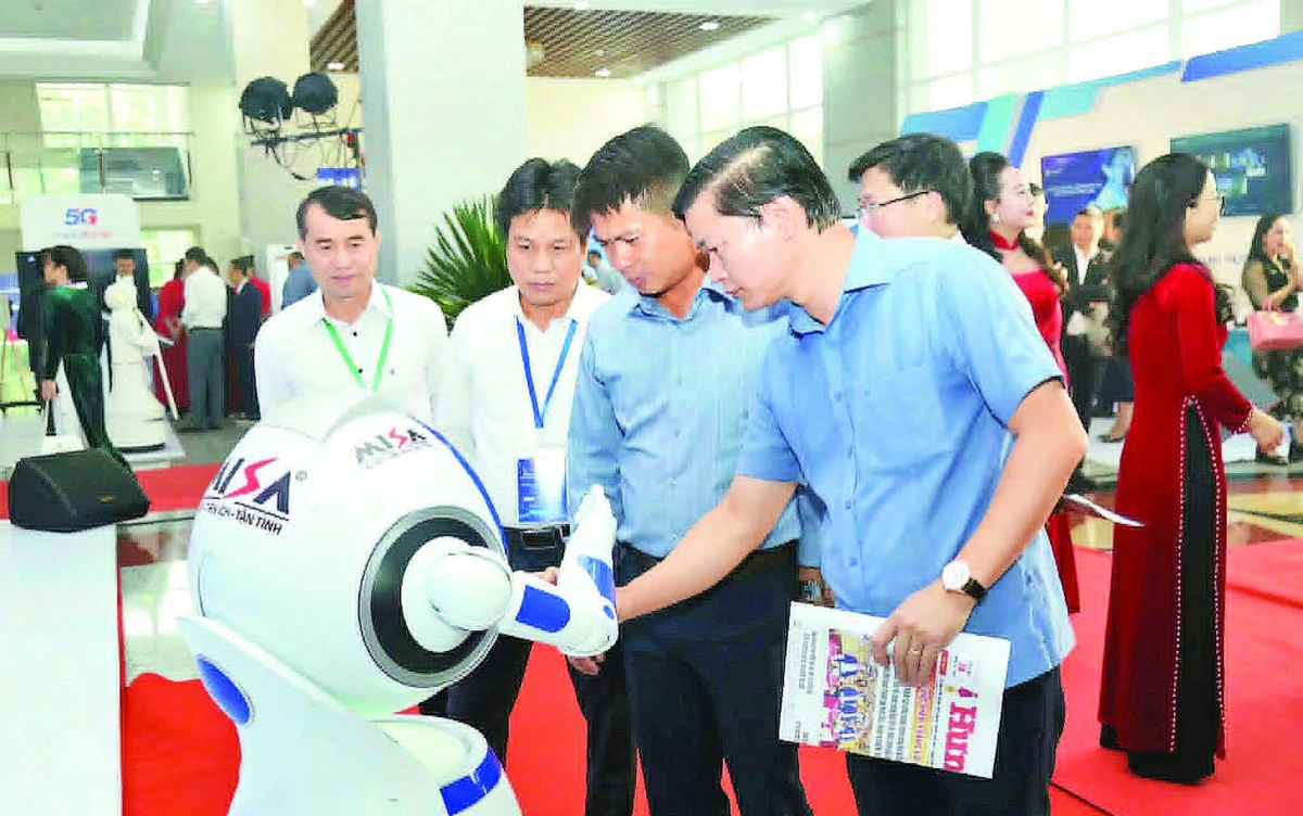 Các đại biểu trải nghiệm hoạt động của một robot (Tập đoàn Công nghiệp-Viễn thông quân đội Viettel) tại Diễn đàn khoa học, công nghệ, đổi mới sáng tạo và chuyển đổi số tỉnh Hưng Yên tháng 10/2025.