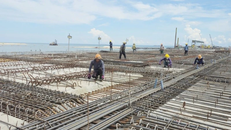 Khẩn trương thi công hạng mục bến cảng số 1 tại dự án Khu bến cảng Mỹ Thủy ở phía nam tỉnh Quảng Trị.