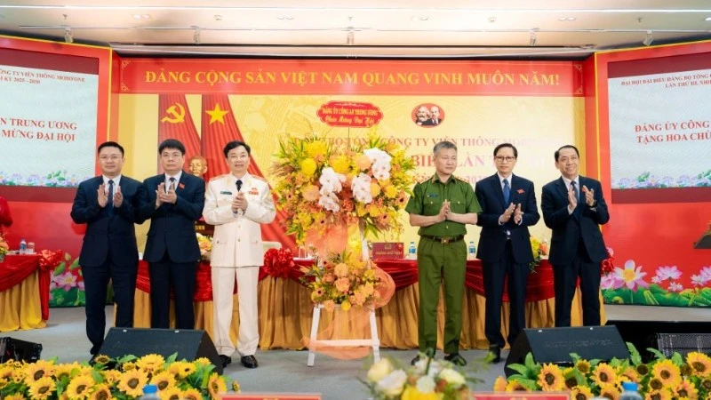 Đảng ủy Công an Trung ương gửi lẵng hoa chúc mừng Đại hội đại biểu Đảng bộ Tổng công ty Viễn thông MobiFone lần thứ III, nhiệm kỳ 2025-2030.