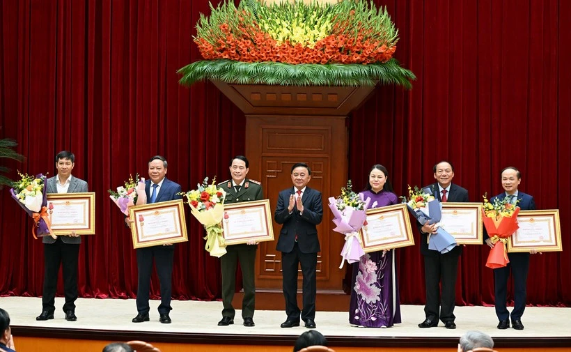 Thường trực Ban Bí thư Trần Cẩm Tú trao Huân chương Lao động hạng Nhất tặng các đơn vị có thành tích xuất sắc trong công tác tham mưu, tổ chức, phục vụ Đại hội XIV của Đảng. (Ảnh: DUY LINH)
