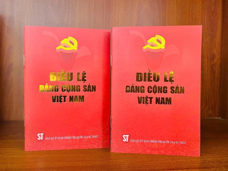 Cuốn sách "Điều lệ Đảng Cộng sản Việt Nam".