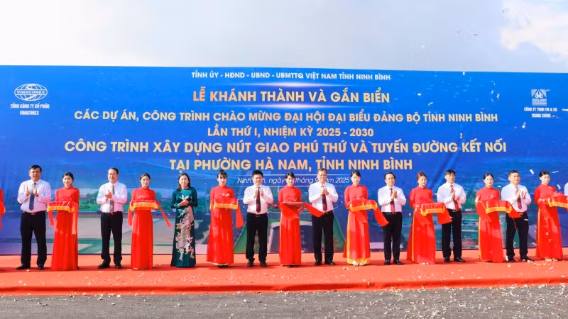 Các đồng chí lãnh đạo tỉnh Ninh Bình cắt băng khánh thành công trình xây dựng nút giao Phú Thứ và tuyến đường kết nối.