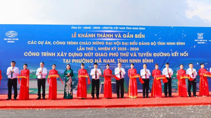 Các đồng chí lãnh đạo tỉnh Ninh Bình cắt băng khánh thành công trình xây dựng nút giao Phú Thứ và tuyến đường kết nối.